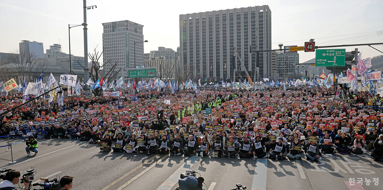 15일 오후 서울 광화문 동십자각 앞에서 열린 '100만 시민 총집중의 날 윤석열 즉각 퇴진! 사회대개혁! 제15차 범시민대행진'에 참석한 시민들이 윤석열 즉각 파면을 촉구하는 구호를 외치고 있다. 한승호 기자