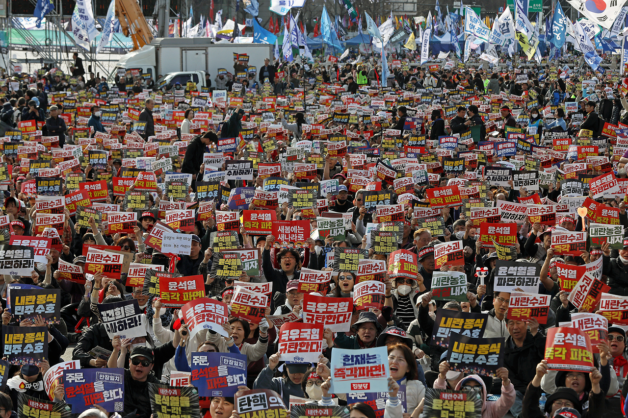 15일 오후 서울 광화문 동십자각 앞에서 열린 '100만 시민 총집중의 날 윤석열 즉각 퇴진! 사회대개혁! 제15차 범시민대행진'에 참석한 시민들이 윤석열 즉각 파면을 촉구하는 구호를 외치고 있다. 한승호 기자