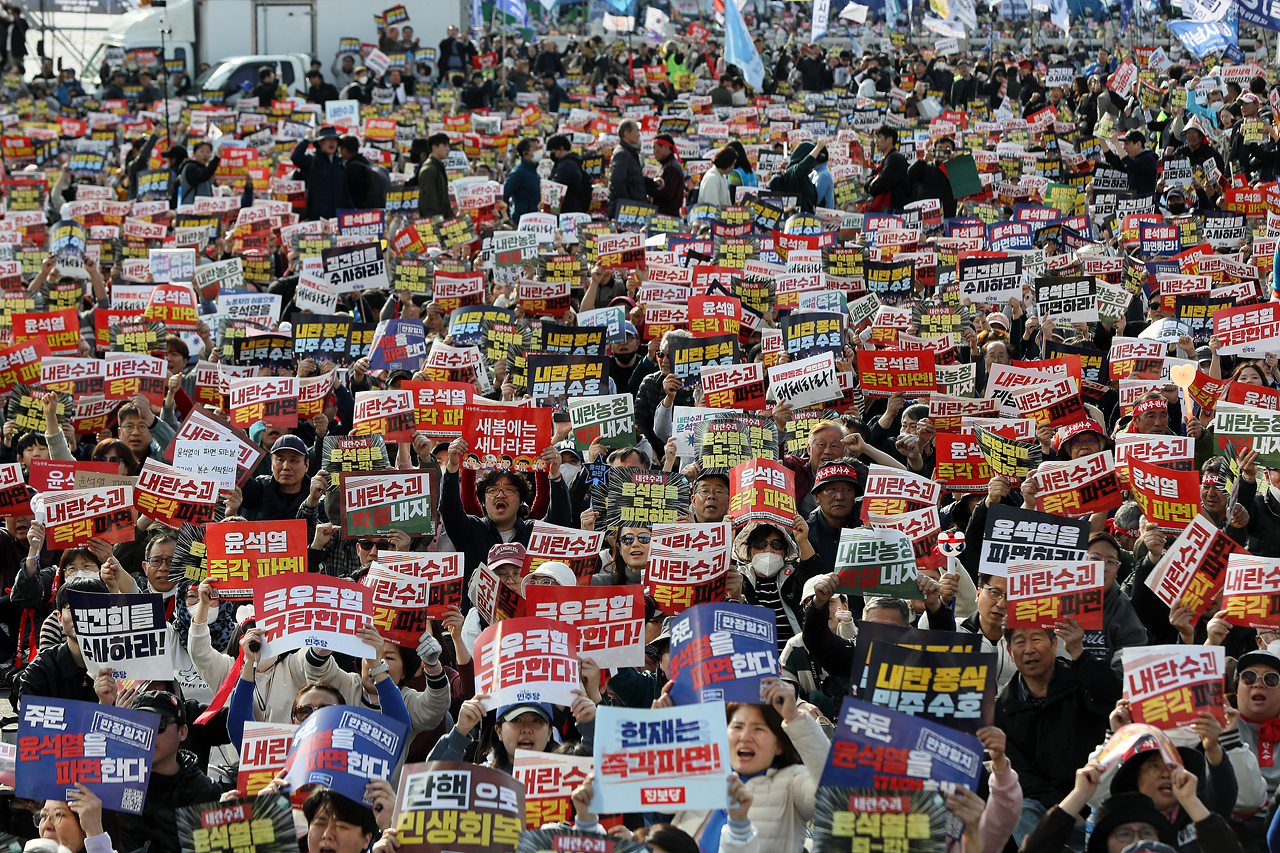 15일 오후 서울 광화문 동십자각 앞에서 열린 '100만 시민 총집중의 날 윤석열 즉각 퇴진! 사회대개혁! 제15차 범시민대행진'에 참석한 시민들이 윤석열 즉각 파면을 촉구하는 구호를 외치고 있다. 한승호 기자