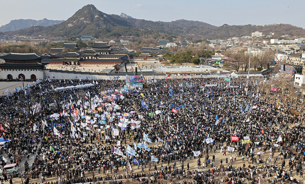 15일 오후 서울 광화문 동십자각 앞에서 열린 '100만 시민 총집중의 날 윤석열 즉각 퇴진! 사회대개혁! 제15차 범시민대행진'에 참석한 시민들이 윤석열 즉각 파면을 촉구하는 구호를 외치고 있다. 한승호 기자