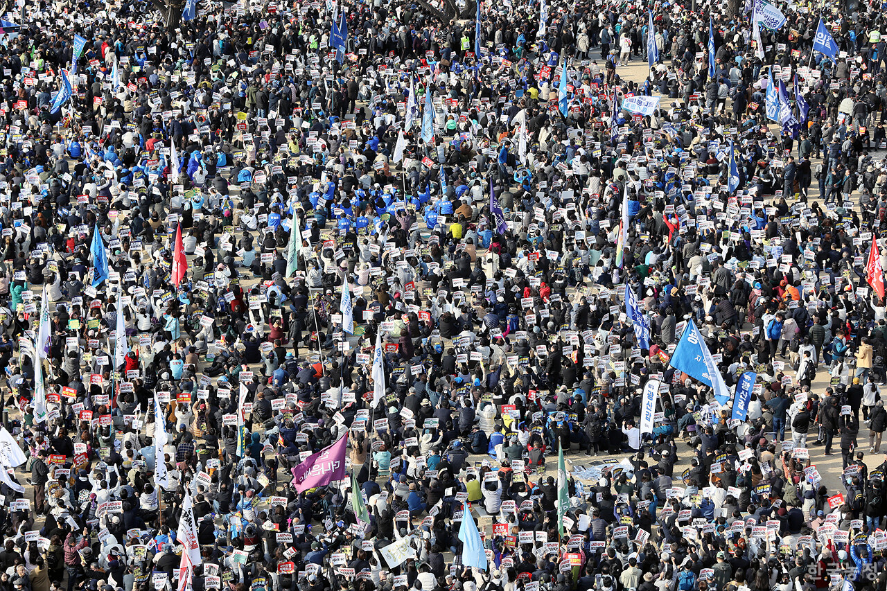 15일 오후 서울 광화문 동십자각 앞에서 열린 '100만 시민 총집중의 날 윤석열 즉각 퇴진! 사회대개혁! 제15차 범시민대행진'에 참석한 시민들이 윤석열 즉각 파면을 촉구하는 구호를 외치고 있다. 한승호 기자