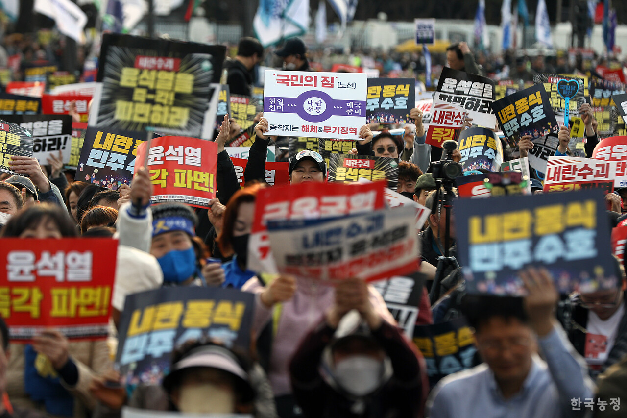 15일 오후 서울 광화문 동십자각 앞에서 열린 '100만 시민 총집중의 날 윤석열 즉각 퇴진! 사회대개혁! 제15차 범시민대행진'에 참석한 시민들이 윤석열 즉각 파면을 촉구하는 구호를 외치고 있다. 한승호 기자