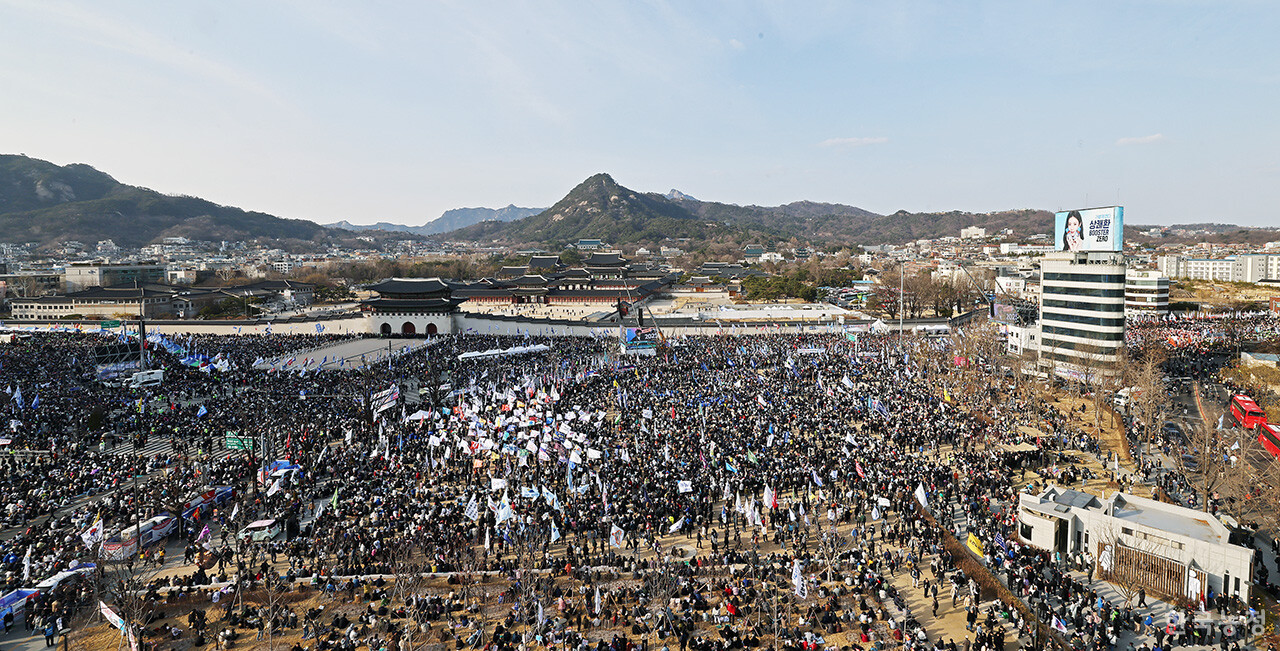 15일 오후 서울 광화문 동십자각 앞에서 열린 '100만 시민 총집중의 날 윤석열 즉각 퇴진! 사회대개혁! 제15차 범시민대행진'에 참석한 시민들이 윤석열 즉각 파면을 촉구하는 구호를 외치고 있다. 한승호 기자