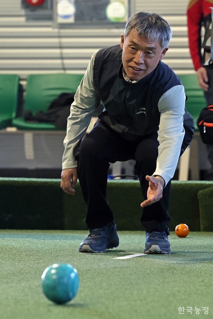 론볼 선수로 활약 중인 이효신 부의장이 경기장에서 볼을 굴리고 있다. 한승호 기자