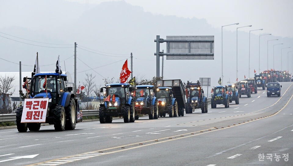 2016년 전봉준투쟁단 활동 당시 이효신 부의장이 최고로 뽑은 장면. 2016년 11월 18일 ‘전봉준투쟁단’ 농민들이 수십여 대의 트랙터를 앞세우고 전북 정읍시의 각 면 소재지를 순회하며 서울로 상경하고 있다. 맨 앞 대장트랙터를 이끈 이가 이 부의장이다. 한승호 기자