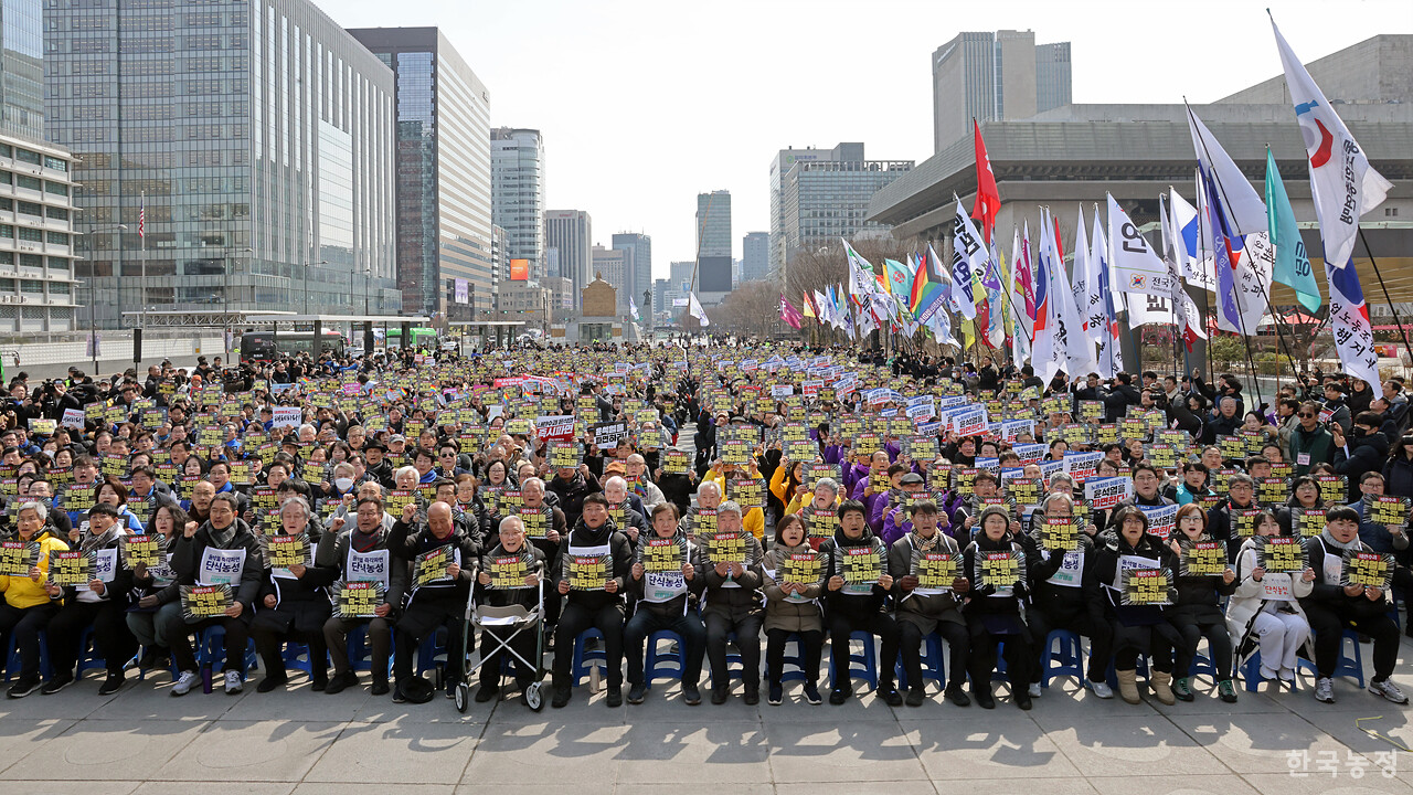 17일 오후 서울 광화문 북측 광장에서 열린 '윤석열 즉각 파면 촉구 각계 긴급시국선언 기자회견'에서 시민사회, 종교계, 정치권 인사 등 1500여명이 윤석열 즉각 파면을 촉구하고 있다. 한승호 기자