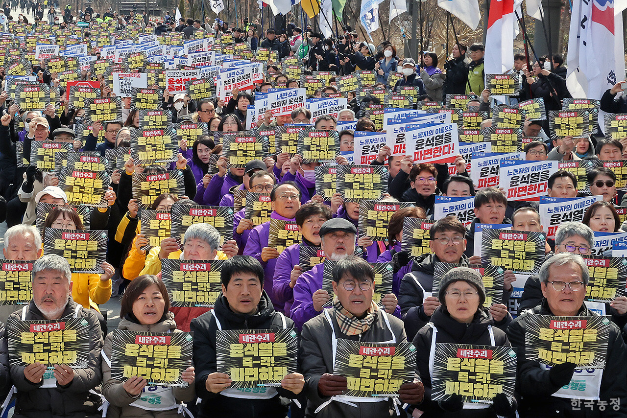 17일 오후 서울 광화문 북측 광장에서 열린 '윤석열 즉각 파면 촉구 각계 긴급시국선언 기자회견'에서 시민사회, 종교계, 정치권 인사 등 1500여명이 윤석열 즉각 파면을 촉구하고 있다. 한승호 기자
