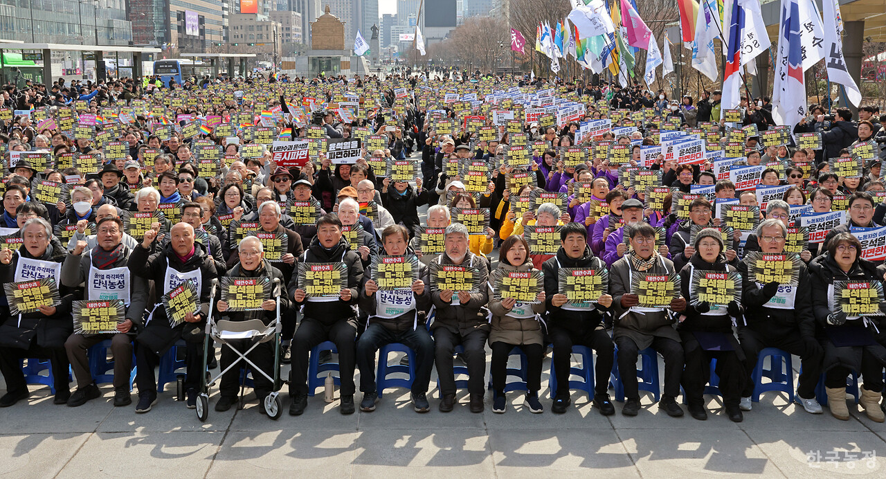 17일 오후 서울 광화문 북측 광장에서 열린 '윤석열 즉각 파면 촉구 각계 긴급시국선언 기자회견'에서 시민사회, 종교계, 정치권 인사 등 1500여명이 윤석열 즉각 파면을 촉구하고 있다. 한승호 기자