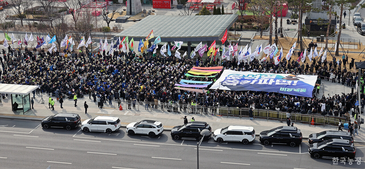 17일 오후 서울 광화문 북측 광장에서 열린 '윤석열 즉각 파면 촉구 각계 긴급시국선언 기자회견'에서 시민사회, 종교계, 정치권 인사 등 1500여명이 윤석열 즉각 파면을 촉구하고 있다. 한승호 기자