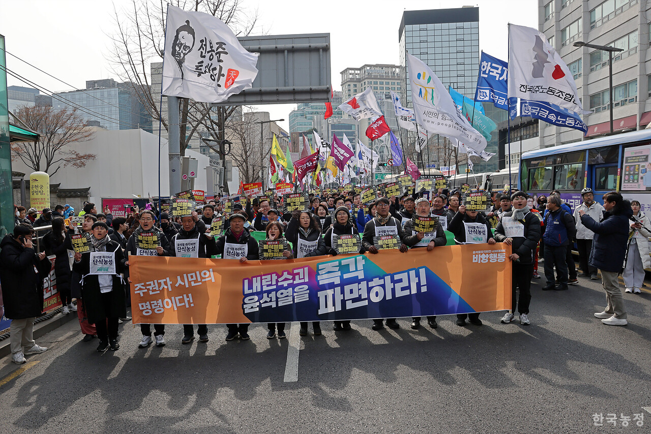 17일 오후 서울 광화문 북측 광장에서 열린 '윤석열 즉각 파면 촉구 각계 긴급시국선언 기자회견'에서 시민사회, 종교계, 정치권 인사 등 1500여명이 헌법재판소 인근까지 행진한 뒤 윤석열 즉각 파면을 촉구하고 있다. 한승호 기자
