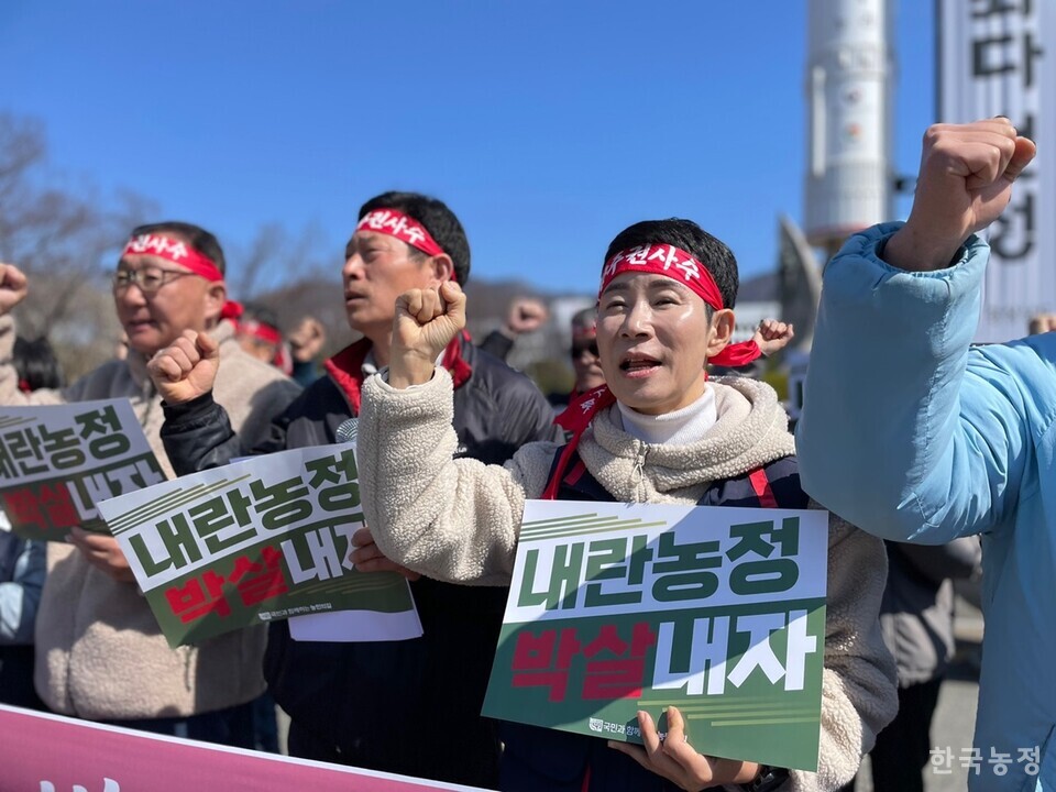 전국농민회총연맹 부산경남연맹과 전국여성농민회총연합 경남연합이 17일 경남도청 정문 앞에서 기자회견을 열고, 벼 재배면적 조정제 즉각 중단과 벼농가 경영안정자금의 원칙 사용을 촉구했다. 