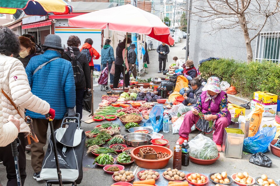 장날마다 같은 자리에 앉을 수 있다. 자기 자리에 마치 자기 가게처럼 좌판을 벌리고 앉아 지나가는 소비자를 부른다. 사진 류관희 작가