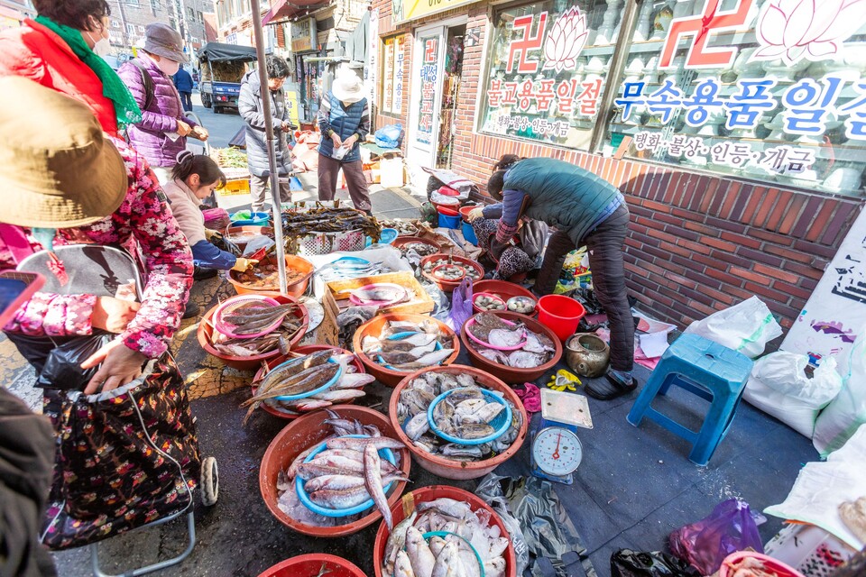 부산이라 넘쳐나는 해산물. 사진 류관희 작가