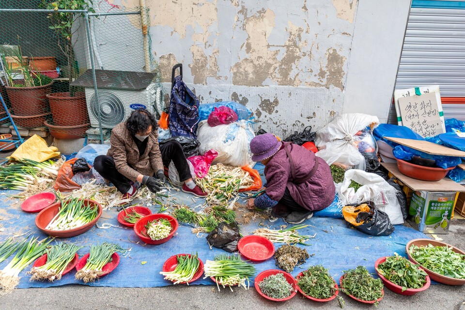 내가 파는 물건은 손님이 편하게 미리 손질해서 판다. 사진 류관희 작가