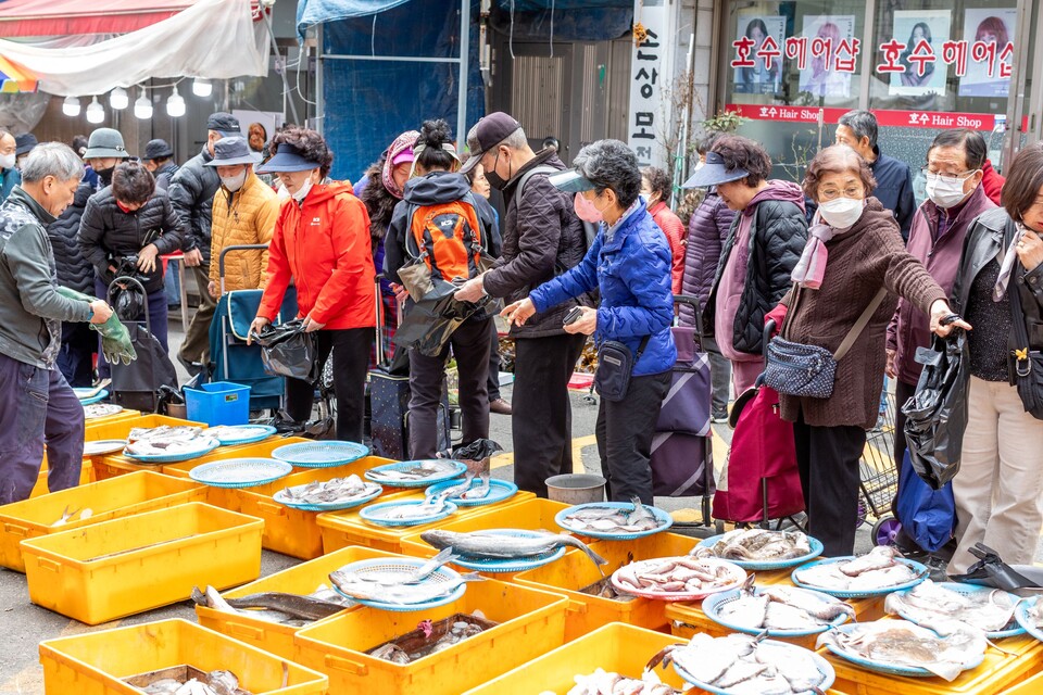 다른 장들과는 달리 생선을 파는 상인이 정신을 못차리게 주문을 하는 손님들이 있는 곳이다. 사진 류관희 작가