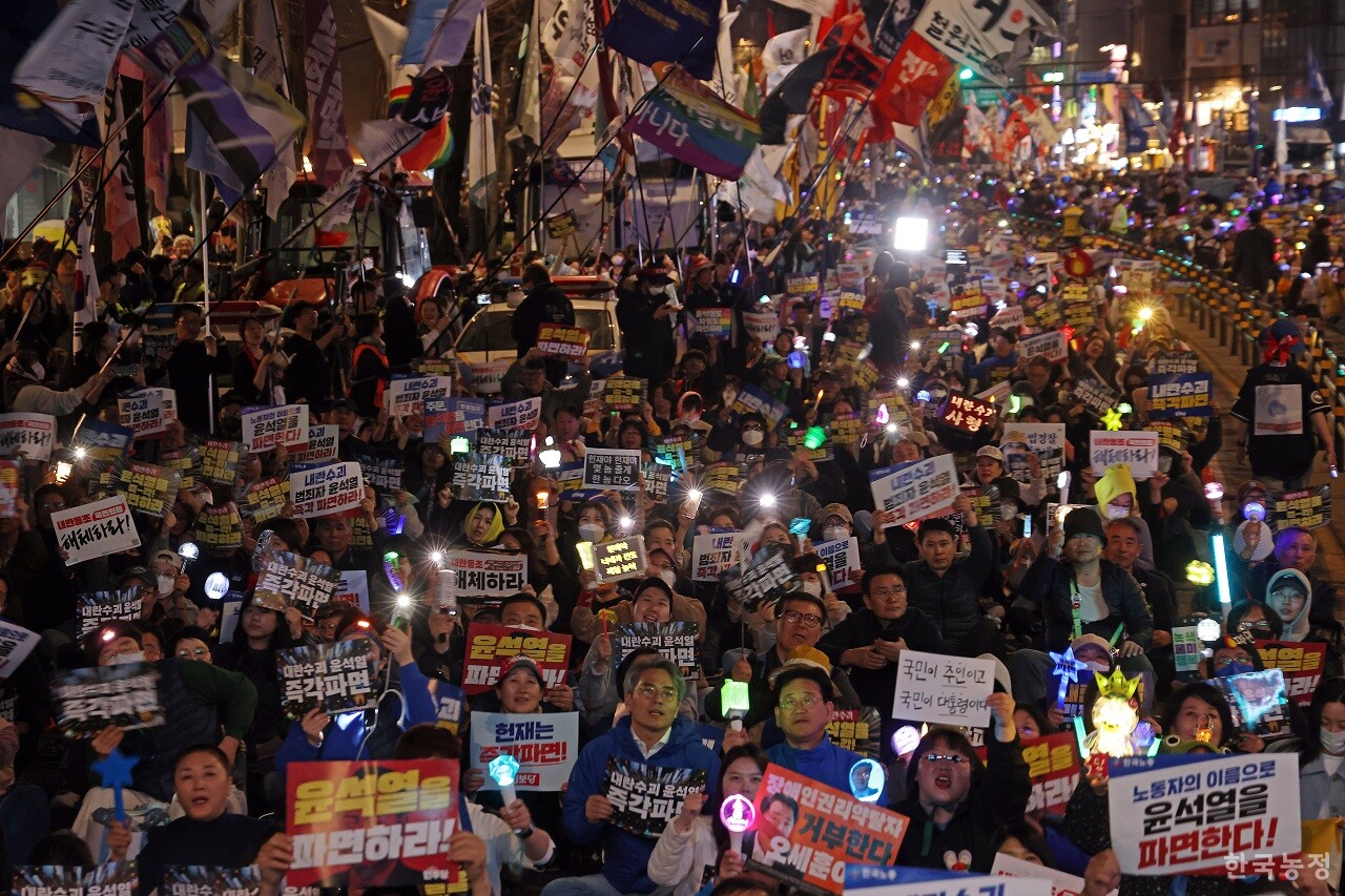 지난 26일 서울 경복궁역 인근에서 열린 '내란수괴 윤석열 즉각 파면 촉구 3차 긴급집중행동'에서 농민들과 시민들이 이날 오전 경찰의 트랙터 불법 탈취를 규탄하며 윤석열 즉각 파면 등을 촉구하고 있다. 한승호 기자