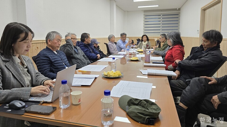 지난 24일 농촌수당(가칭) 도입을 위한 두 번째 현장 토론회가 강원도 홍천군 홍천농업인회관에서 열린 가운데 참가자들이 토론하고 있다. 