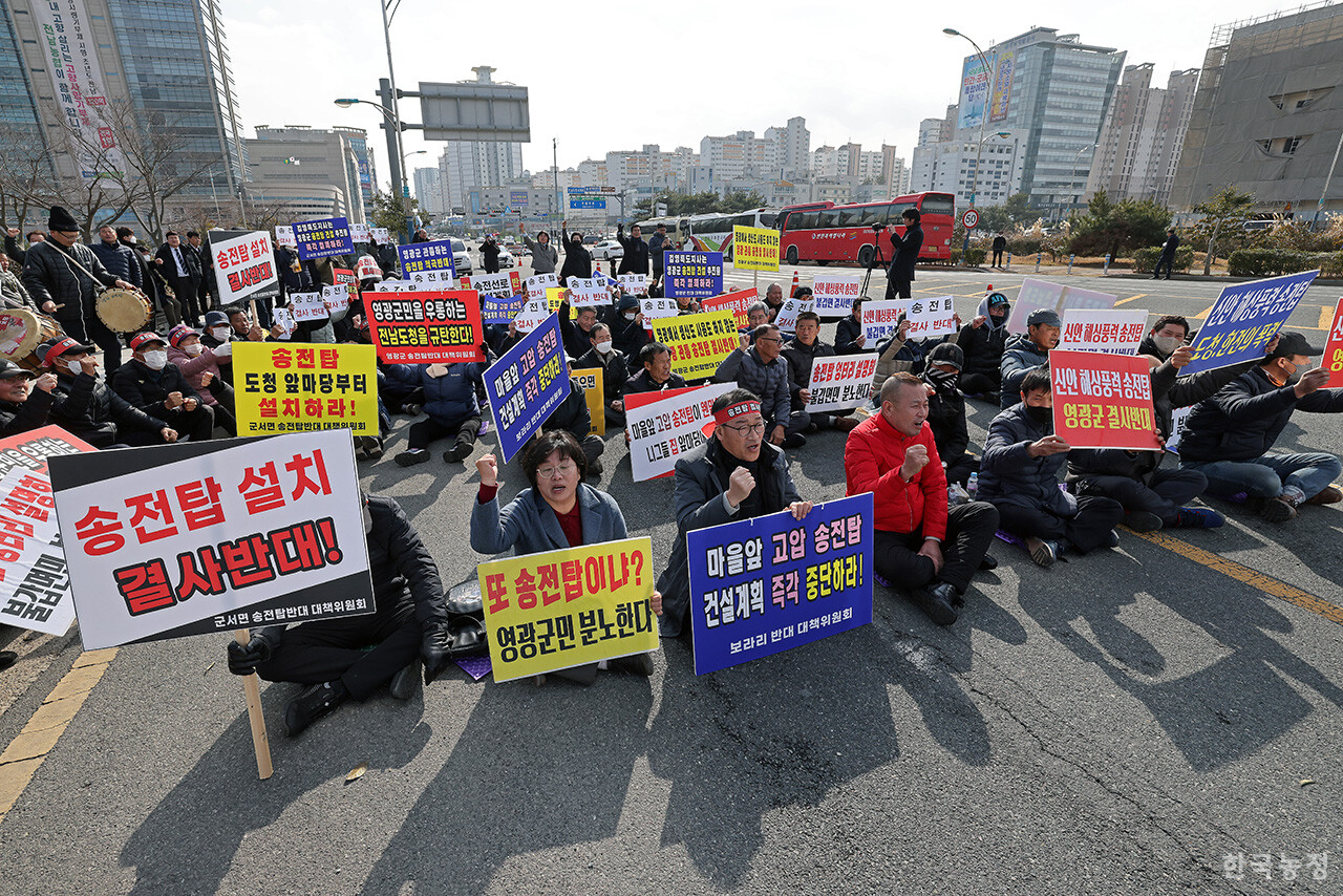 전력과 관련해서 지산지소의 원칙을 확립해야 한다. 특히 재생가능에너지로 생산한 전기는 그 지역에서 소비되도록 해야 한다. 동남해안에서 생산한 전기는 영남권에서 사용하고, 서남해안에서 생산한 전기는 호남권에서 사용하도록 해야 한다. 반도체 공장이든 데이터센터든 전기를 많이 필요로 하는 시설은 전기를 생산하는 곳 가까이에 들어서게 해야 한다. 그것이 지역균형발전에도 부합한다. 지난해 2월 7일 전남도청 앞에서 열린 `신안해상풍력 송전선로 반대 영광군민 결의대회'에서 영광군의회 송전선로특위 의원들과 읍면대책위 주민대표 150여명이 군민 의견을 무시한 영광군 송전선로 계획의 전면 백지화를 김영록 지사에게 촉구하고 있다. 한승호 기자