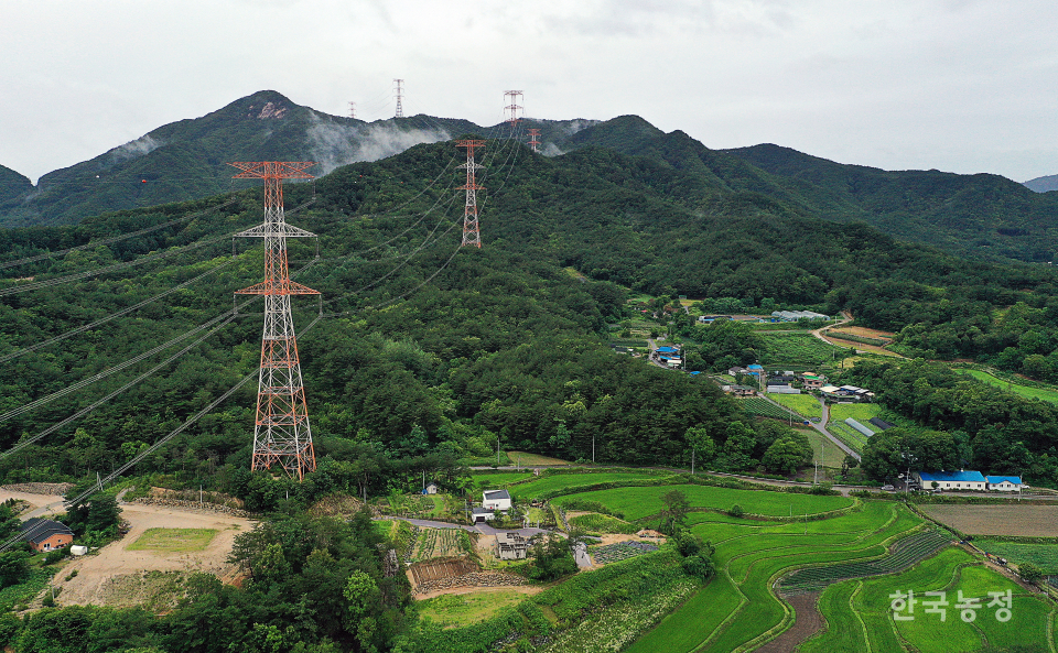 강원 홍천군 남면 신대리 삼은마을 주위로 765kv 송전선로가 지나고 있다. 거대한 송전탑과 가장 가까운 주택은 50미터도 채 떨어지지 않았다. 한승호 기자