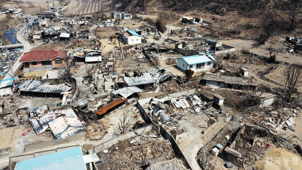 지난달 31일 찾은 경북 안동면 남선면 신흥리의 모습. 극심한 피해를 입은 탓에 성한 구조물이 거의 남아있지 않다. 한승호 기자