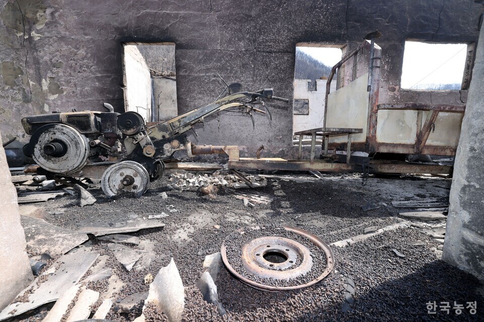 지난달 31일 찾은 경북 안동면 남선면 신흥리의 한 농기계 창고에 철제 뼈대만 남은 경운기가 놓여있다. 한승호 기자
