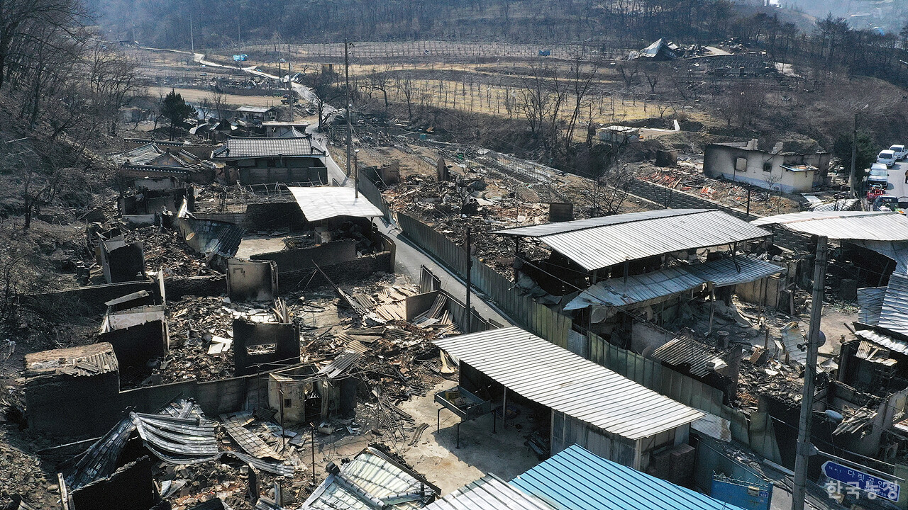 지난달 31일 경북 안동시 임하면 추목리 한 마을이 역대 최악의 산불로 인해 초토화 돼 있는 가운데 비료 등이 타는 연기가 여전히 피어오르고 있다.