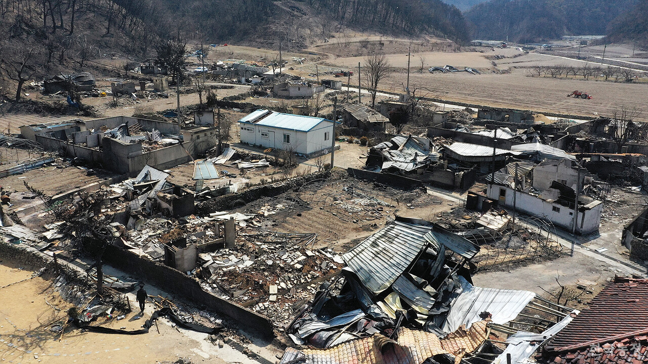지난달 31일 경북 안동시 남선면 신흥리 마을이 역대 최악의 산불로 인해 초토화 돼 있다.