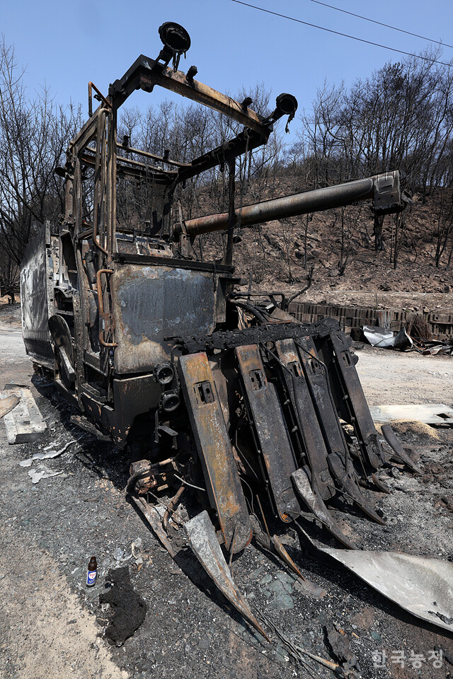 지난달 31일 경북 안동시 남선면 신흥리 마을이 역대 최악의 산불로 인해 초토화 돼 있다.