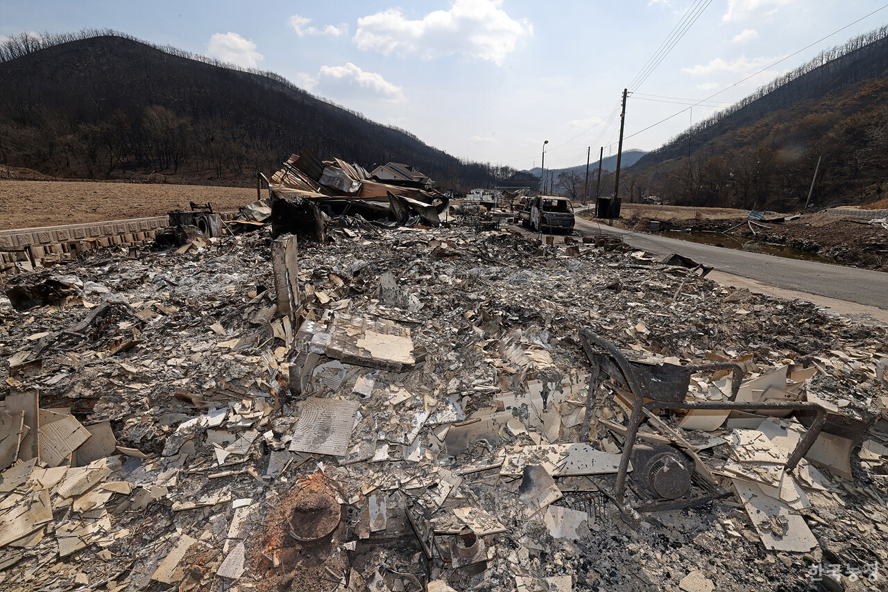 지난달 31일 경북 의성군 점곡면 사촌리의 한 농가주택이 역대 최악의 산불로 인해 초토화 돼 있다.