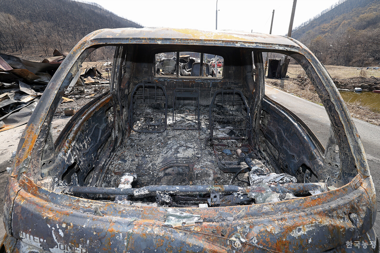 지난달 31일 경북 의성군 점곡면 사촌리에서 1톤 트럭과 농기계가 산불로 전소돼 있다.
