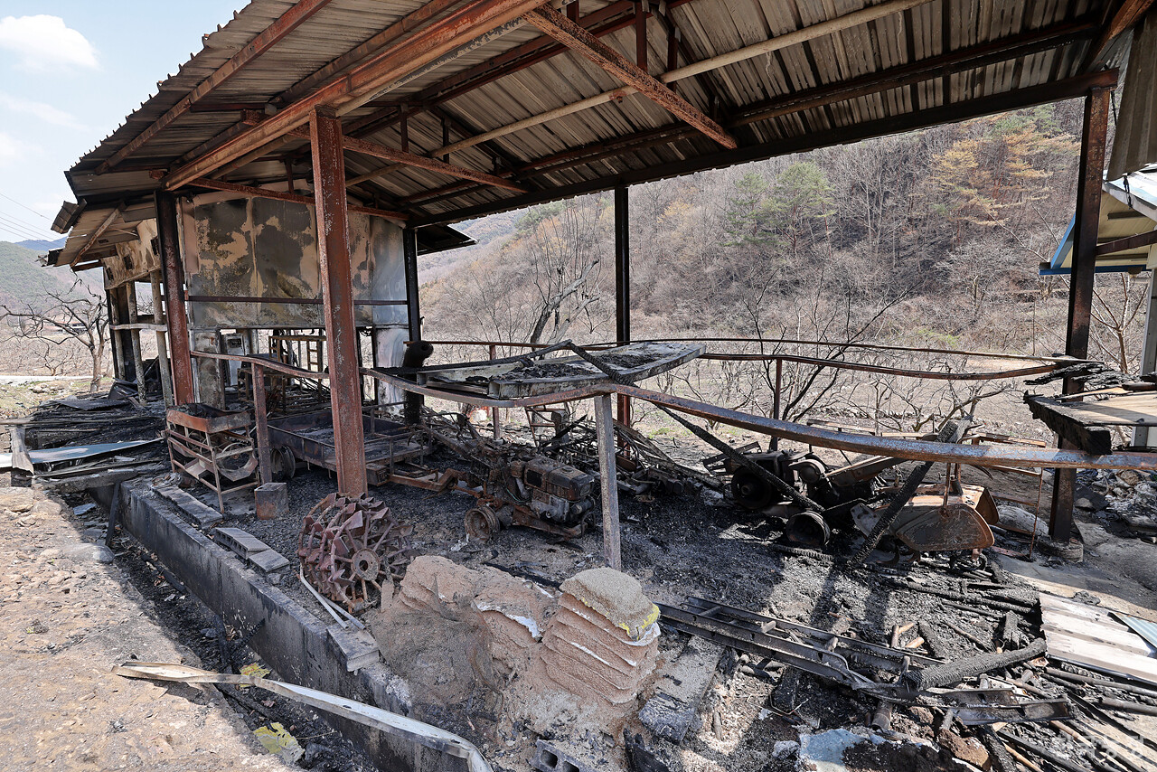 지난 1일 경남 산청군 시천면 중태리 한 농기계 저장창고가 역대 최악의 산불로 인해 초토화 돼 있다.