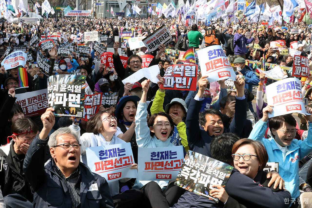 4일 오전 서울 종로구 헌법재판소 인근 안국역 앞에 모인 수많은 시민들이 헌재가 윤석열 대통령에 대한 탄핵심판 선고에서 파면을 결정하자 환호성을 치며 기뻐하고 있다. 한승호 기자