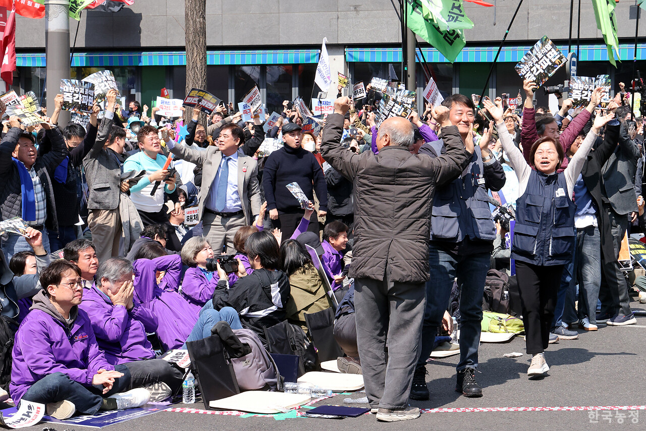4일 오전 서울 종로구 헌법재판소 인근 안국역 앞에 모인 수많은 시민들이 헌재가 윤석열 대통령에 대한 탄핵심판 선고에서 파면을 결정하자 환호성을 치며 기뻐하고 있다. 한승호 기자
