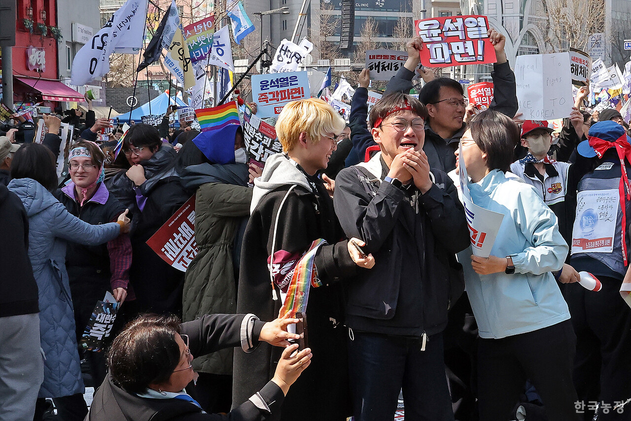 4일 오전 서울 종로구 헌법재판소 인근 안국역 앞에 모인 수많은 시민들이 헌재가 윤석열 대통령에 대한 탄핵심판 선고에서 파면을 결정하자 환호성을 치며 기뻐하고 있다. 한승호 기자