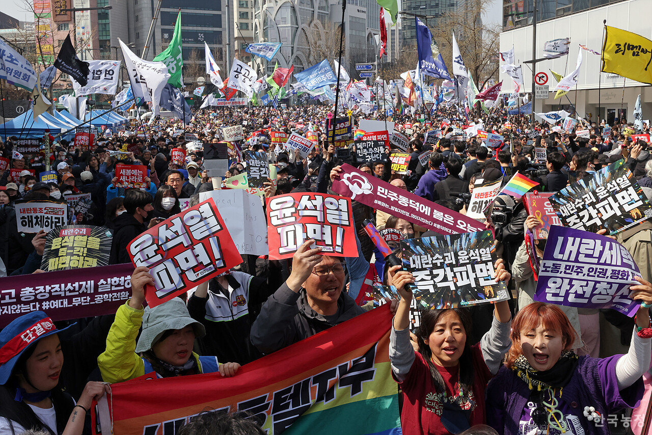 4일 오전 서울 종로구 헌법재판소 인근 안국역 앞에 모인 수많은 시민들이 헌재가 윤석열 대통령에 대한 탄핵심판 선고에서 파면을 결정하자 환호성을 치며 기뻐하고 있다. 한승호 기자