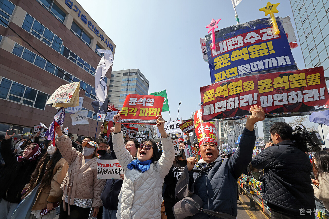 4일 오전 서울 종로구 헌법재판소 인근 안국역 앞에 모인 수많은 시민들이 헌재가 윤석열 대통령에 대한 탄핵심판 선고에서 파면을 결정하자 환호성을 치며 기뻐하고 있다. 한승호 기자