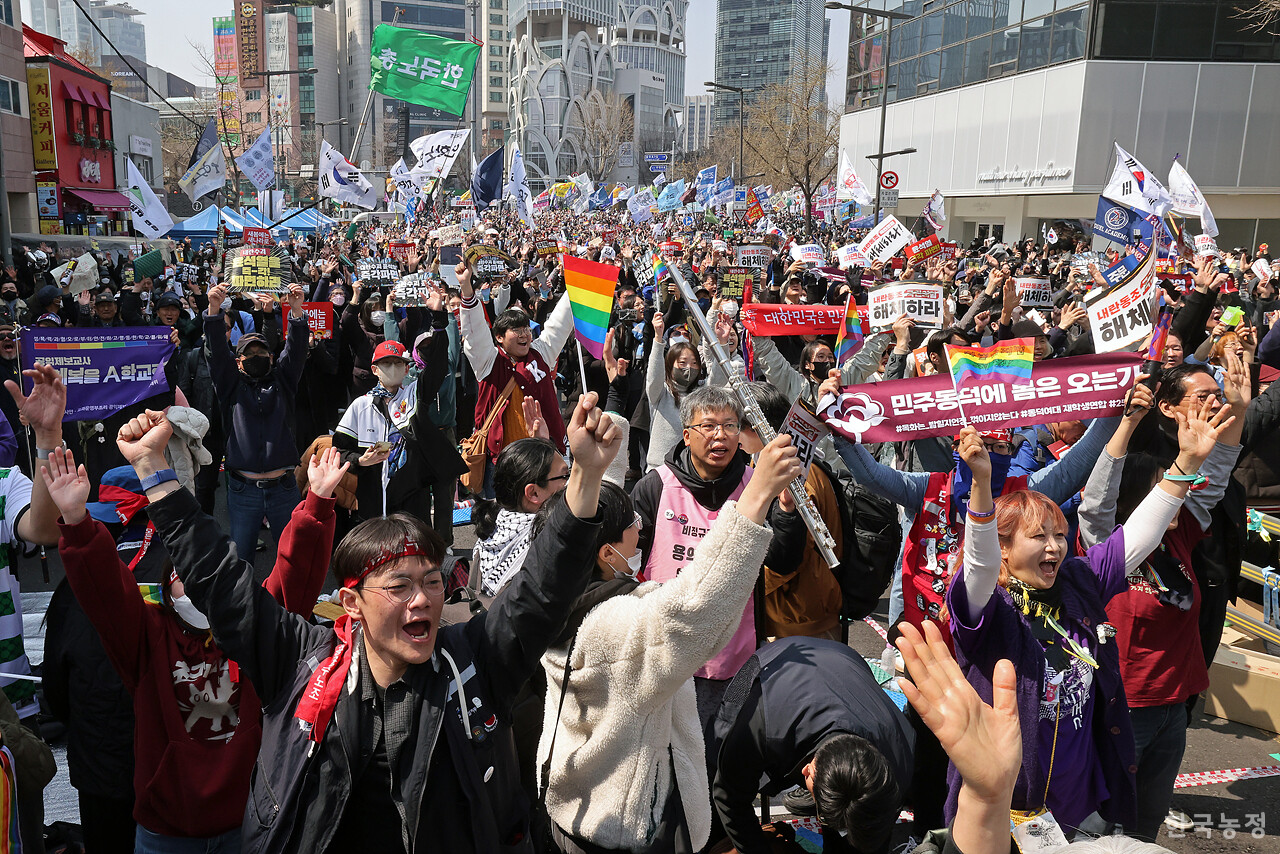 4일 오전 서울 종로구 헌법재판소 인근 안국역 앞에 모인 수많은 시민들이 헌재가 윤석열 대통령에 대한 탄핵심판 선고에서 파면을 결정하자 만세삼창을 외치며 기뻐하고 있다. 한승호 기자
