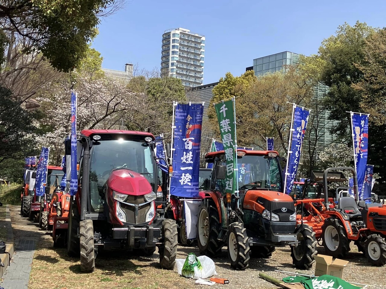 지난달 30일 일본 농민·시민들이 수도 도쿄를 비롯한 전국 각지에서 ‘레이와의 백성 잇키(농민봉기)’란 이름으로 트랙터 시위를 전개했다. 도쿄 아오야마공원에서 행진 출발을 기다리는 트랙터들. 레이와의 백성 잇키 참가자 이데 루미씨 페이스북 인용