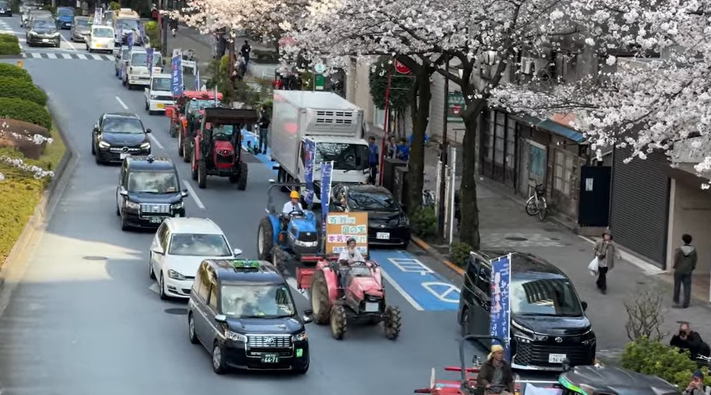 지난달 30일 일본 농민·시민들이 수도 도쿄를 비롯한 전국 각지에서 ‘레이와의 백성 잇키(농민봉기)’란 이름으로 트랙터 시위를 전개했다. 도쿄 도심의 도로를 행진하는 트랙터. 유튜버 '에치젠야 히로유키 오전부' 영상 갈무리