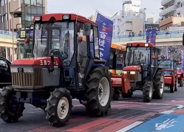 지난달 30일 일본 농민·시민들이 수도 도쿄를 비롯한 전국 각지에서 ‘레이와의 백성 잇키(농민봉기)’란 이름으로 트랙터 시위를 전개했다. 도쿄 도심의 도로를 행진하는 트랙터. 레이와의 백성 잇키 참가자 타카노 유키코씨 페이스북 영상 갈무리