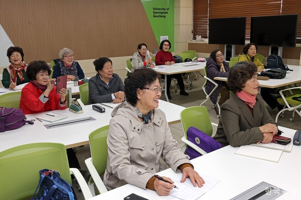 문해교육 과정을 거쳐 올해 3월 대학에 입학한 만학도 새내기들이 지난 1일 경남 거창군 경남도립거창대학 스마트귀농귀촌학부 강의실에서 글쓰기 강의를 들으며 밝게 웃고 있다. 한승호 기자