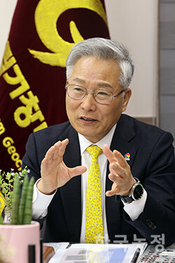 지난 1일 김재구 거창대 총장이 올해 대학에 입학한 `늦깎이 대학생'들이 차담회를 갖고 있다. 한승호 기자