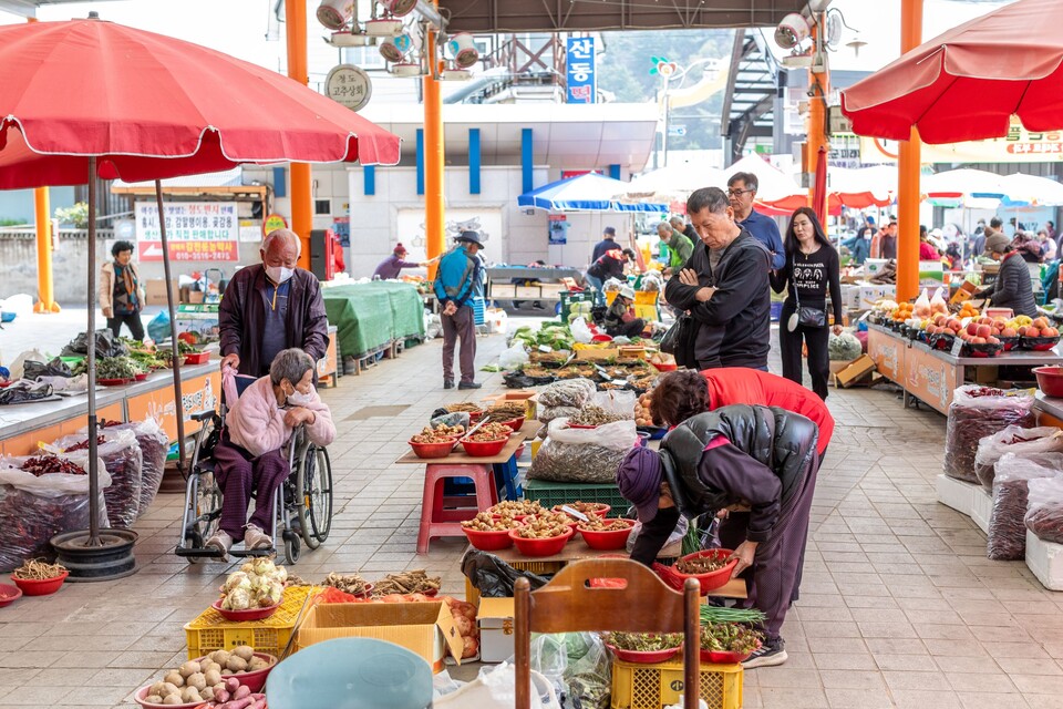비록 노인들이기는 하지만 남자분들이 장을 보러 나오는 모습에 시선이 절로 고와진다.
