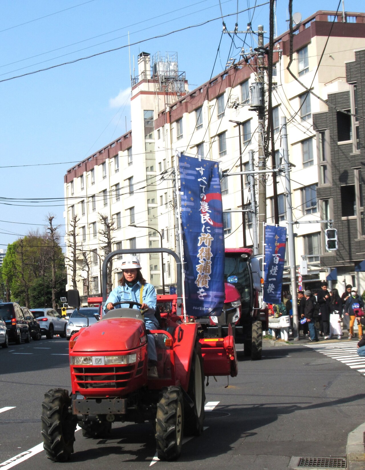 지난달 30일 일본 도쿄의 도심에서 ‘레이와의 백성 잇키(봉기)’ 참가 농민들의 트랙터 행진이 진행되고 있다. 나카무라 야스요 일본유기농업연구회 편집위원 제공