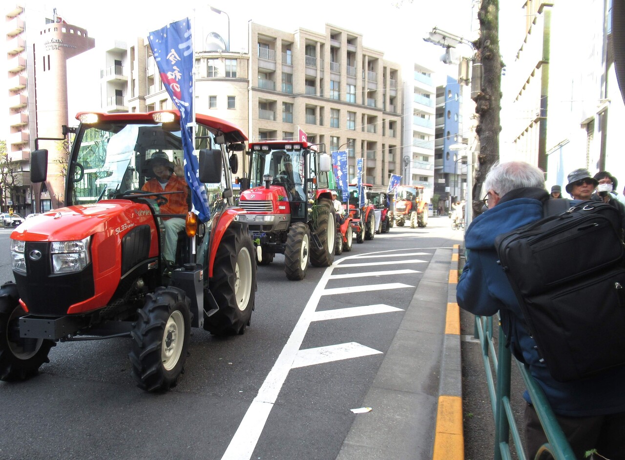 지난달 30일 일본 도쿄의 도심에서 ‘레이와의 백성 잇키(봉기)’ 참가 농민들의 트랙터 행진이 진행되고 있다. 나카무라 야스요 일본유기농업연구회 편집위원 제공