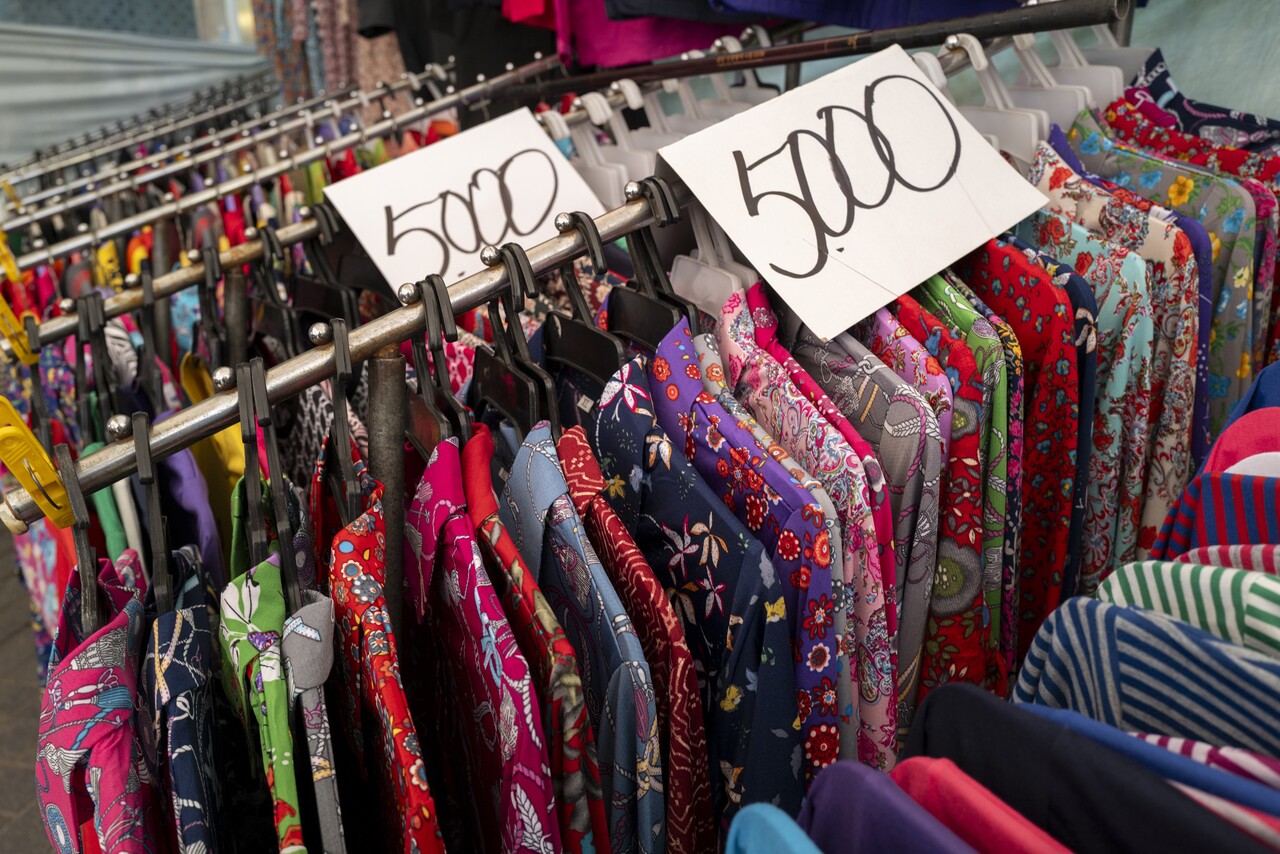 일옷 매장에도 온갖 꽃이 한창이다. 뭐니뭐니해도 밭에 나갈 때는 꽃무늬 일옷이 제격이다. 요즘도 여전히 만원 짜리 한 장이면 위아래 일옷 한 벌을 장만할 수 있으니 그렇게 마음이 푸근해질 수가 없었다.