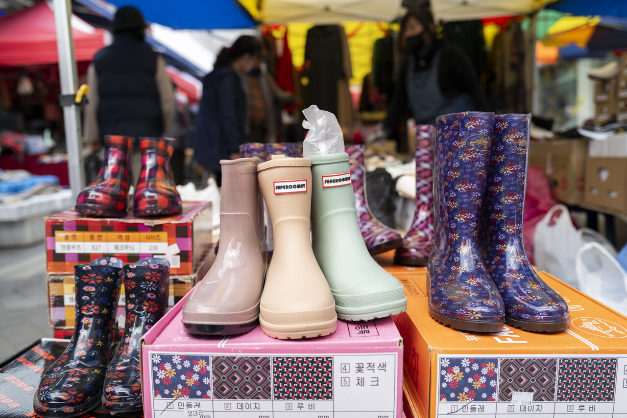 들판에 나갈 채비를 하는 데 빼 놓을 수 없는 게 장화다. 요즘은 색도 디자인도 다양해져서 봄들판하고 아주 잘 어울리는 패션 아이템이 되었다.