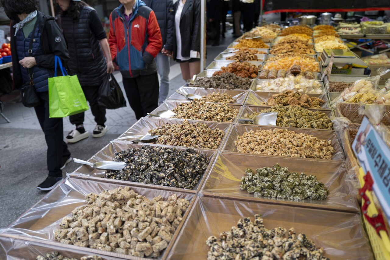 시장구경 절반은 먹는 거라는 말도 있는 것처럼 오일장에서 사람들이 줄을 제일 길게 서 있는 곳은 십중팔구 바로 먹을 수 있는 먹거리를 파는 곳이다.