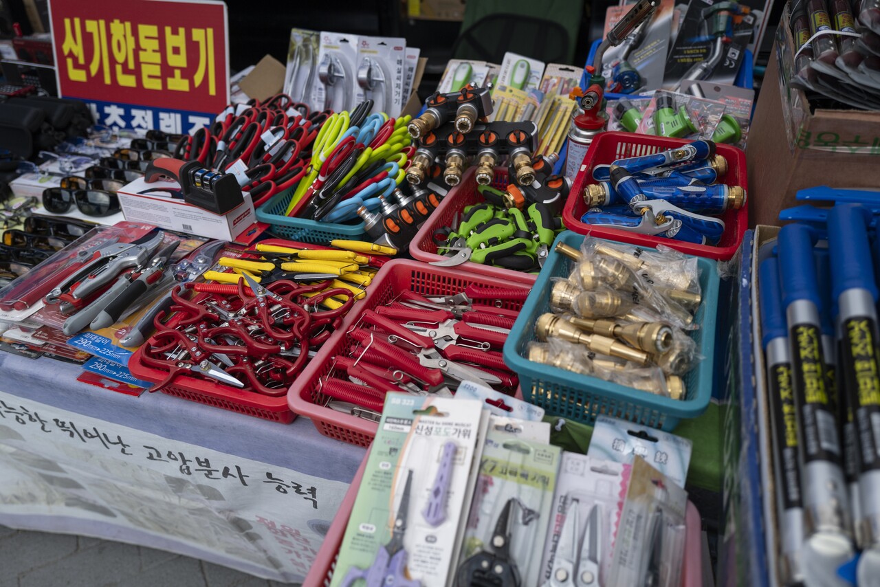 만물상도 오일장에서 빠지지 않는다. 겨울이 지나면서 집이며 하우스며 손봐야 할 곳들이 쌓였다. 처음에는 뭐가 뭔지 잘 모르겠더니 자세히 보니 우리 집에서도 꼭 필요한 물건들이고, 전부 하나씩은 갖고 있다. 뭐든지 엔간하면 직접 고쳐가며 달래가며 살아야 하는 게 시골집이다.