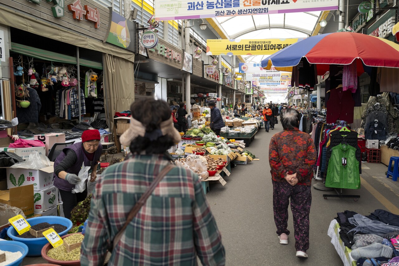 큰길을 건너 15길 쪽 장으로 들어오면 16길보다 제법 한산하다. 먹거리들이 16길 쪽에 모여 있어서 더 북적이는 것도 있고, 15길 쪽은 철물점이나 잡화점, 옷가게 같은 생필품 가게가 더 많이 모여 있기 때문이다. 온 길에 마음속에 적어뒀던 물건 몇 개를 찾아보았다. 철물점에서 그동안 벼르던 나비 너트 두 개와 플라스틱 키를 샀다.돌아 나오는 길에 보니, 수많은 사람이 오가는 가운데 유독 지팡이를 짚은 채 빈손이거나 작은 비닐봉지 하나를 든 노인이 많았다. 주변 상인들 이야기로는 버스 시간 맞춰 장날마다 나오는 어르신들이 제법 많다고 한다. 하루 종일 홀로 시간을 보내는 노인들이 많으니 사람 구경할 수 있는 왁자한 장터는 더없이 좋은 놀이터겠다 싶었다.